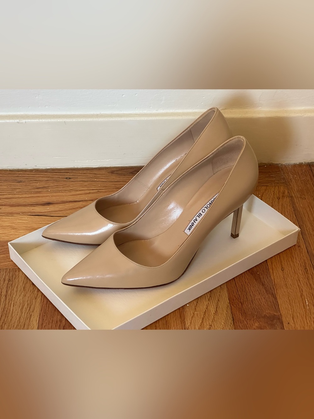 Manolo Blahnik BB 90 Nude Patent Leather Pumps Size 37 / US 7